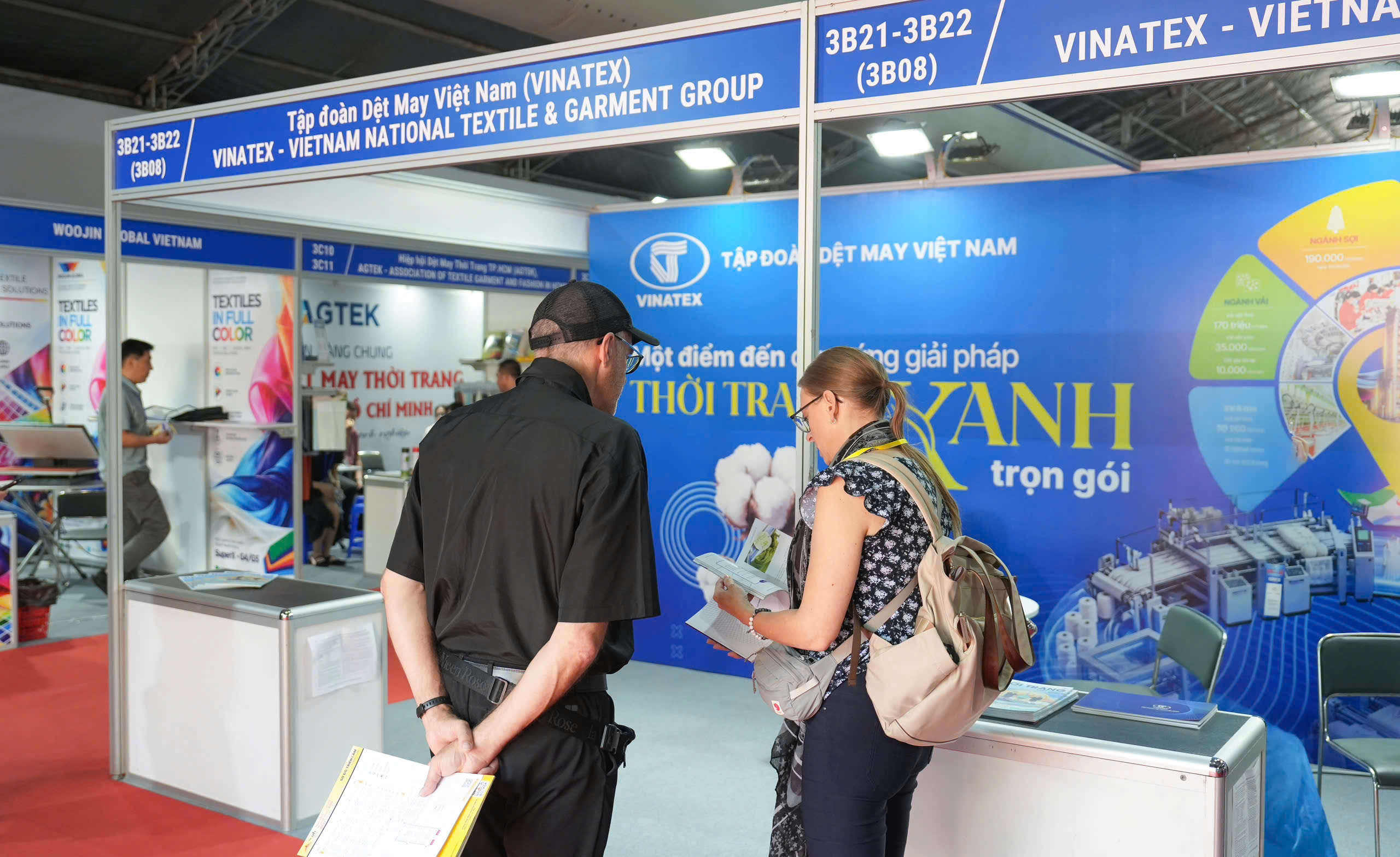 Khách tham quan gian hàng Vinatex tại triển lãm