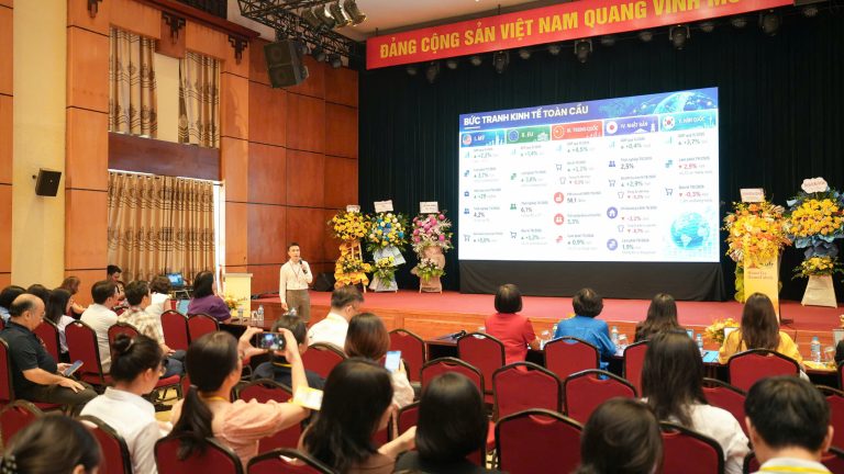 TS. Hoàng Mạnh Cầm trình bày chuyên đề tại hội thảo